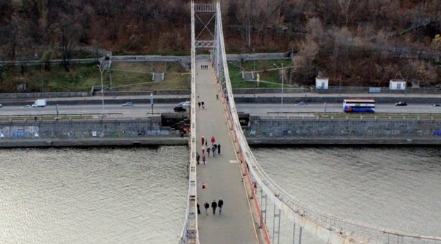 В Киеве подросток прыгнул в реку с пешеходного моста