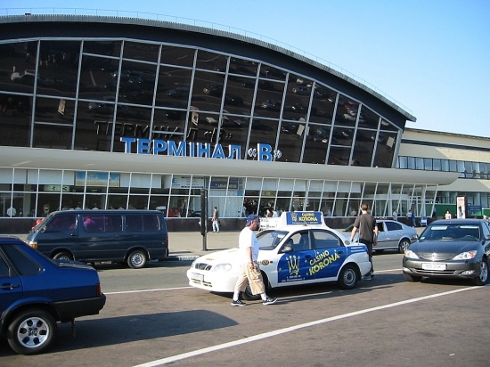 Аэропорт “Борисполь” будет отбирать перевозчиков по классу автомобилей и форме одежды таксистов