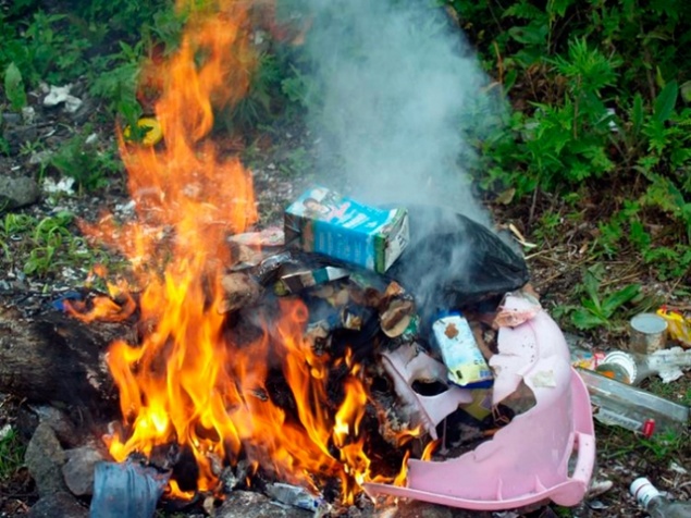 Киевским пожарным пришлось целый день тушить мусор