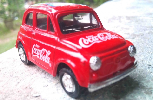 В Киеве “поцеловали” автомобиль “Coca-Cola” (ВИДЕО)