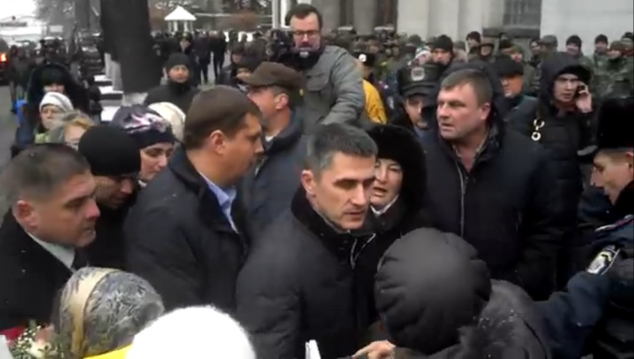 Митингующие возле Рады подрались с милицией и освистали генпрокурора Ярему (ВИДЕО)
