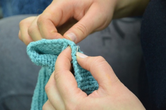 Женщины в Киевском СИЗО вяжут носки бойцам АТО при помощи стержней с пастой из шариковых ручек