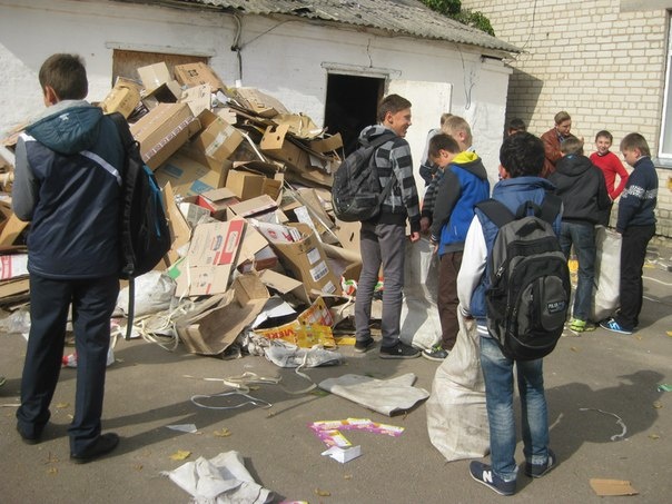 Бориспольские школьники собирали макулатуру для бойцов АТО