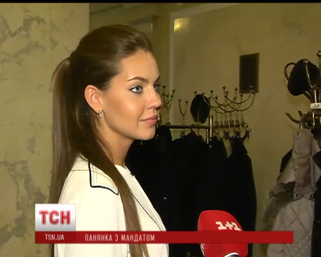 Модно одетую молодую женщину депутата вопрос о государственном устройстве Украины ввел в замешательство