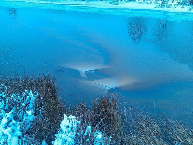В Киевской области спасатели достали из “ледяной” реки автомобиль (ФОТО)