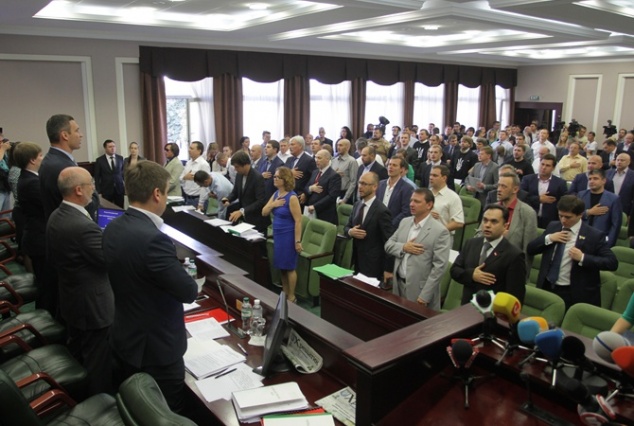 Заседание Киевсовета началось с полной неофициальной версии гимна Украины