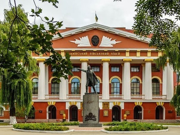 Нардеп Кириленко возмущен, что памятник Суворову до сих пор “торчит” напротив военного училища