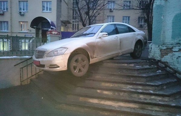 В центре Киева Мерседес решил спуститься по ступенькам (ФОТО)