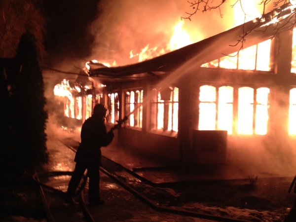 В Киеве неизвестные избили охранника и сожгли гостинично-ресторанный комплекс