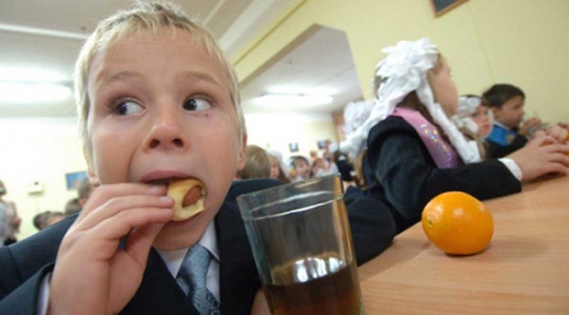 Киевсовет рассчитывается с долгами за “детское” питание и планирует в дальнейшем закупать продукты по новым правилам