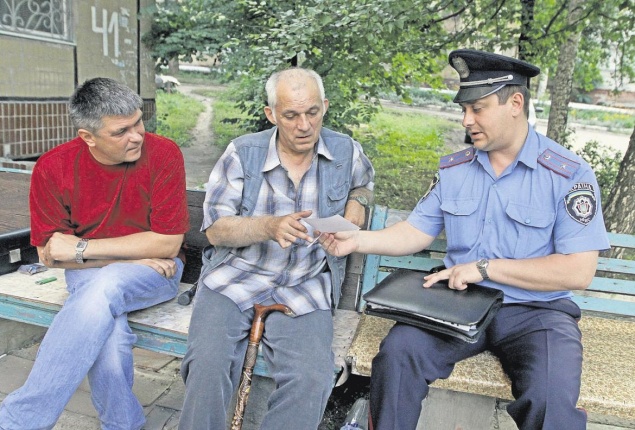 Киевлянам пообещали выдать визитки участковых милиционеров