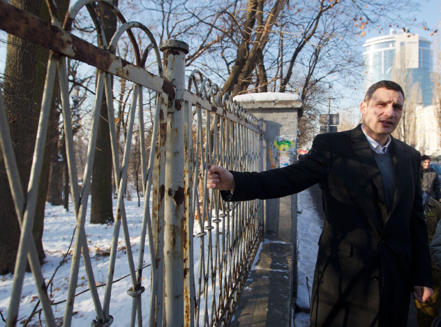 Забор Ботанического сада в Киеве будут ремонтировать год