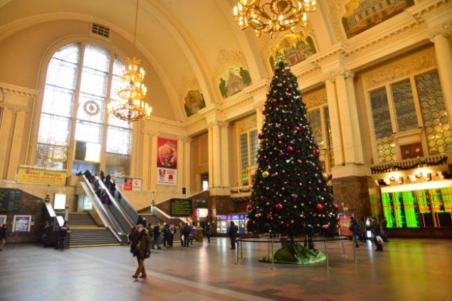 В Киеве на ж/д-вокзале поставили 12-тиметровую елку