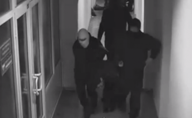 В центре Киева неизвестные ограбили присутствующих на лекции по банковскому делу, а лектора еще и похитили (Видео)