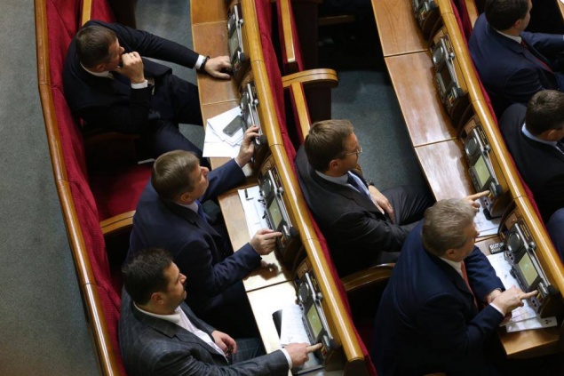 В новом украинском Парламенте появились первые “кнопкодавы” (ФОТО)