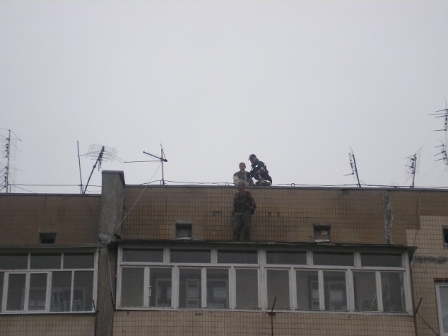 Спасатели “стянули” вниз мужчину, устроившего променад на крыше пятиэтажки