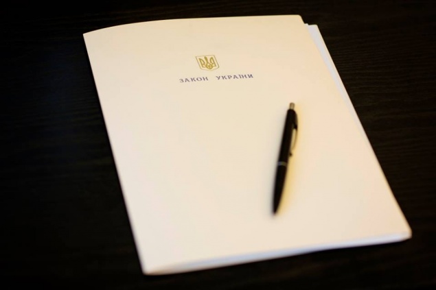 Порошенко “исправил стратегическую ошибку”, подписав Закон об отказе от внеблокового статуса