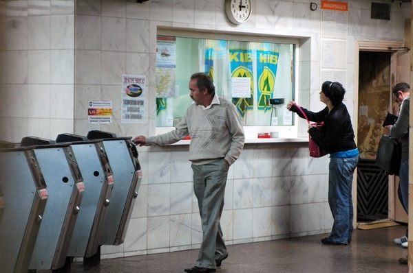 Еще две кассы киевского метро прекращают продажу жетонов