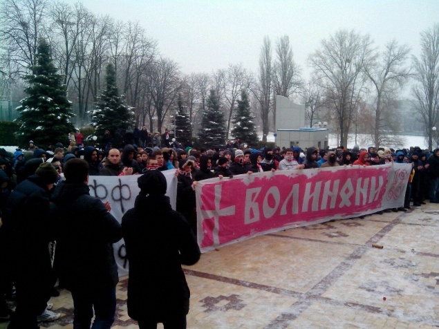 В Киеве футбольные фанаты “Волыни” жгли Дом футбола