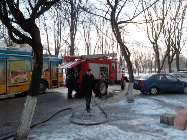 В Киевской области авто “поцеловалось” с деревом и загорелось