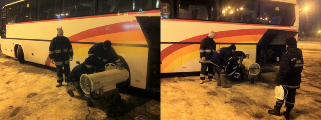 Столичные пожарные “реанимировали” замерзший детский экскурсионный автобус