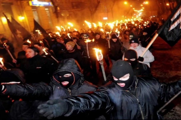 В Киеве под Кабмином люди в масках требуют “справедливости”