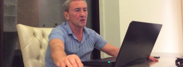 Черновецкий предлагает ноутбук за исполнение колядки