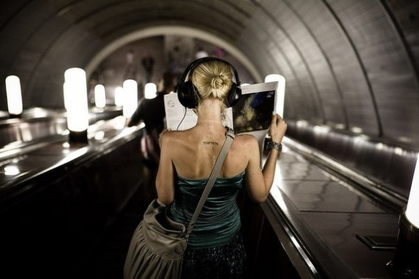 Из-за поломки эскалатора пассажирам метро пришлось спускаться в подземку пешком