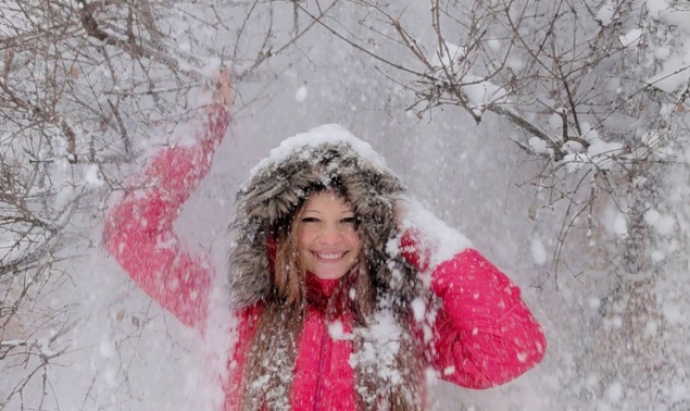 В Киеве девушка получила сотрясение мозга от свалившейся на голову глыбы снега