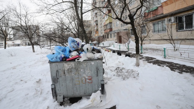 В Киеве начались проблемы с вывозом мусора из-за долгов перед “Киевспецтрансом”