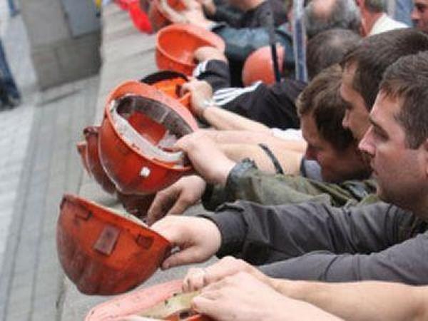 Под Кабмином митингуют шахтеры (видео)