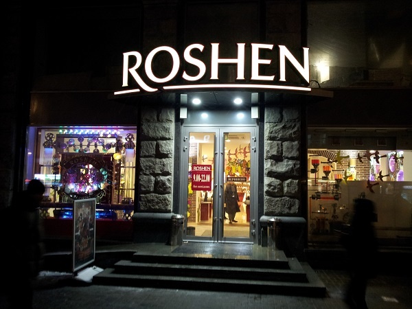 В магазине  Roshen на “Позняках” неизвестные разбили витрину