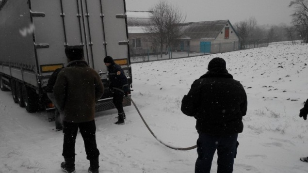 На Киевщине из-за гололеда водителю фуры пришлось звать на помощь спасателей (фото)