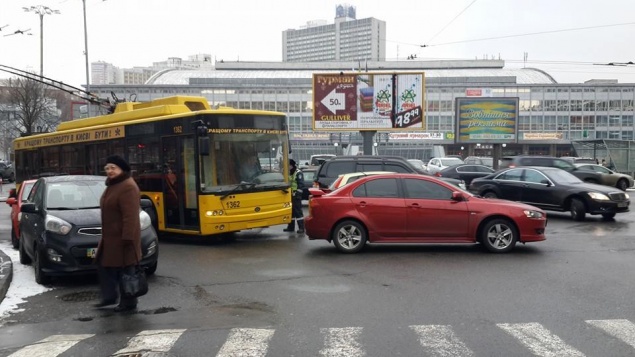 Чтобы сэкономить на парковке, водитель предпочел заблокировать движение транспорта в Киеве (ФОТО)