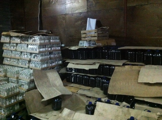 В Киеве нашли склад с фальсифицированным алкоголем (ВИДЕО)