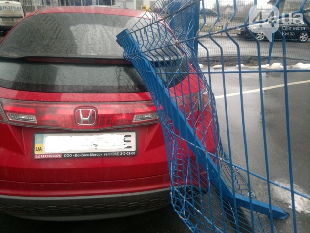 В Киеве автомобилистка перепутала педали и врезалась в забор (ФОТО)