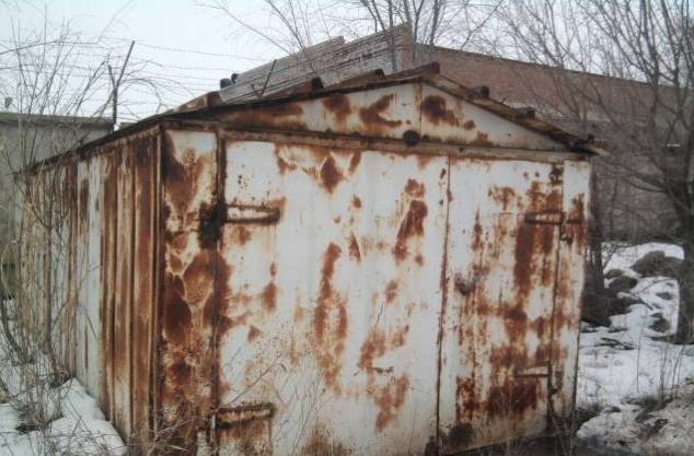 В Печерском районе столицы демонтировали старые гаражи и ликвидировали стихийную свалку