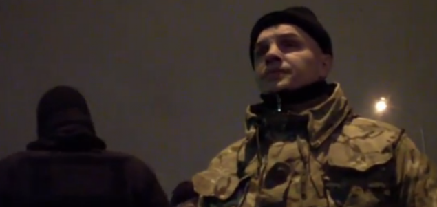 Люди с нашивками батальона “Донбасс” избивают водителей