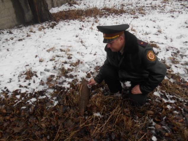 В Бориспольском районе на обочине дороги нашли снаряд (ФОТО)
