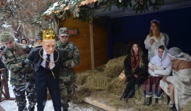 Во Львове “киборги” охраняют рождественскую шопку от царя Ирода-Путина (видео)