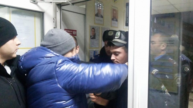За попытку повесить “нелояльный” баннер на “рошеновском” магазине милиция похитила и избила активиста