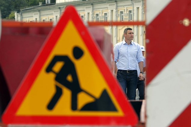 В Киеве отремонтировали дороги, по которым можно было ездить “только на бронетранспортерах”