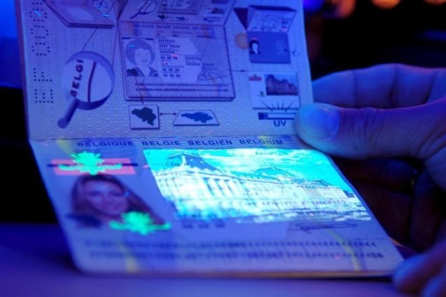 Выдача биометрических паспортов начнется с 12 января - Яценюк