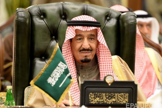 Король Саудовской Аравии раздал подданным $30 млрд