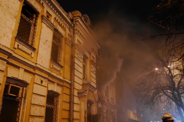 Возле кинотеатра “Киевская Русь”, выделяя едкий дым, горит нежилой дом (+ ВИДЕО)