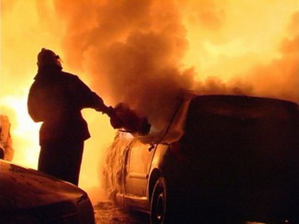 Ночью в Киеве горело 3 автомобиля