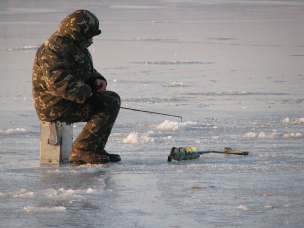 В Киеве спасли рыбака, провалившегося под лед