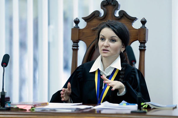 Судья О.Царевич пришла на допрос в прокуратуру