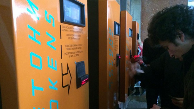 В киевском метро дефицит жетонов – продают не больше двух в одни руки