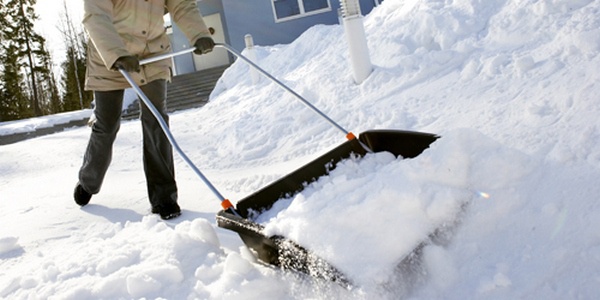 Столичных предпринимателей начали штрафовать за неубранный снег